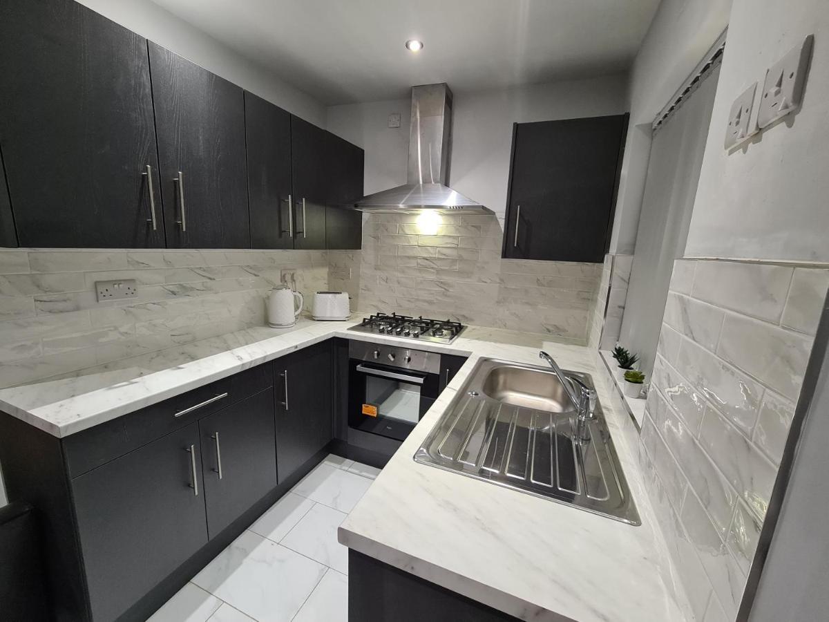 Whole House - 4 Bedrooms - Parking - Sleeps 8 Birmingham Bagian luar foto