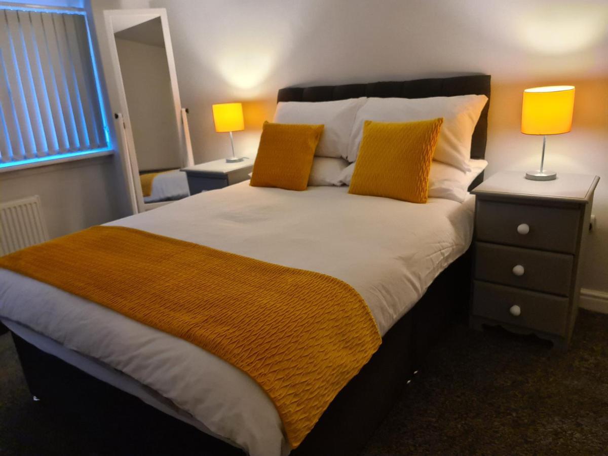 Whole House - 4 Bedrooms - Parking - Sleeps 8 Birmingham Bagian luar foto